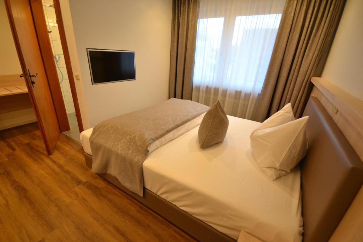 Hotel-Gasthof Weisses Ross Schwaig bei Nürnberg Extérieur photo